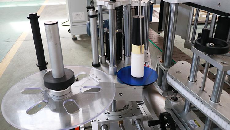 Stroj na označovanie plochých okrúhlych fliaš Automaitc s dvoma nálepkami