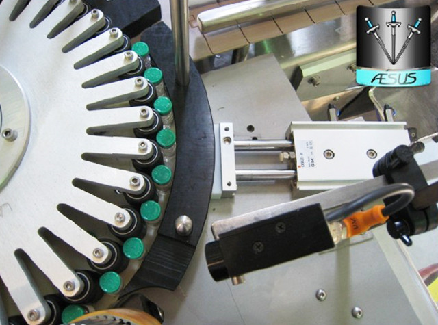 Automatizované vlastné kónické fľaše Špicaté nádoby Detaily rotačného etiketovacieho stroja