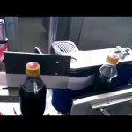 Automatický stroj na označovanie fliaš Cola