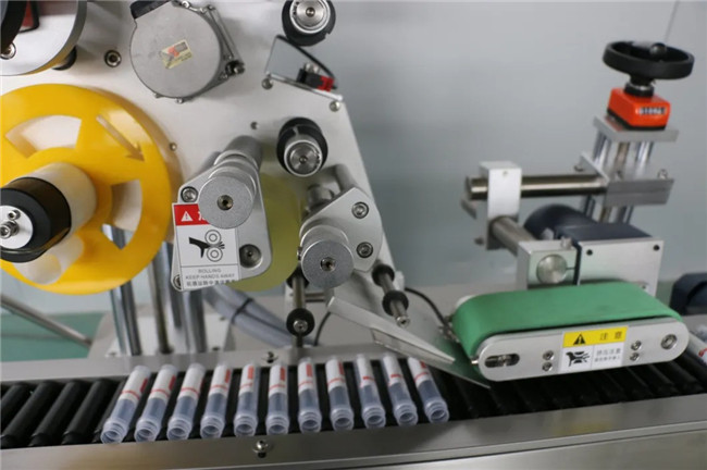 Automatický horizontálny ovinovací stroj okolo štítkovača s lepiacou nálepkou