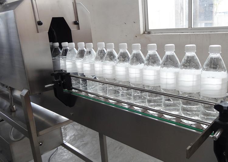 Automatický stroj na označovanie fliaš s PVC zmršťovacím rukávom