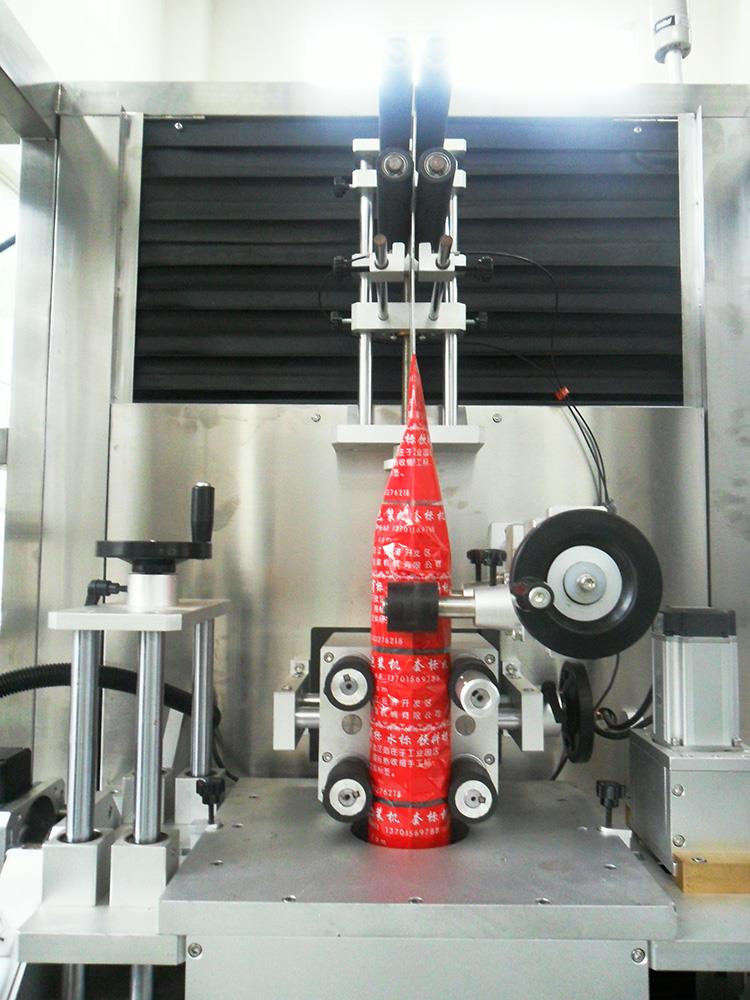 Automatický štítkovací stroj na výrobu plastových fliaš s ovocnou šťavou