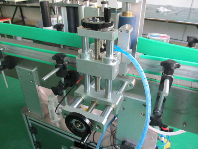 Automatické vertikálne okrúhle kovové plechovky, etiketovacie zariadenie, podrobnosti o stroji