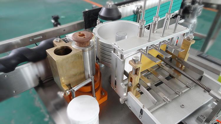 Plnoautomatický stroj na označovanie etikiet na mokrý lepiaci papier na alkoholové výrobky