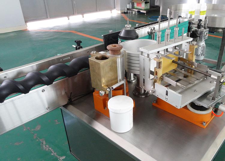 Plnoautomatický stroj na označovanie etikiet na mokrý lepiaci papier na alkoholové výrobky